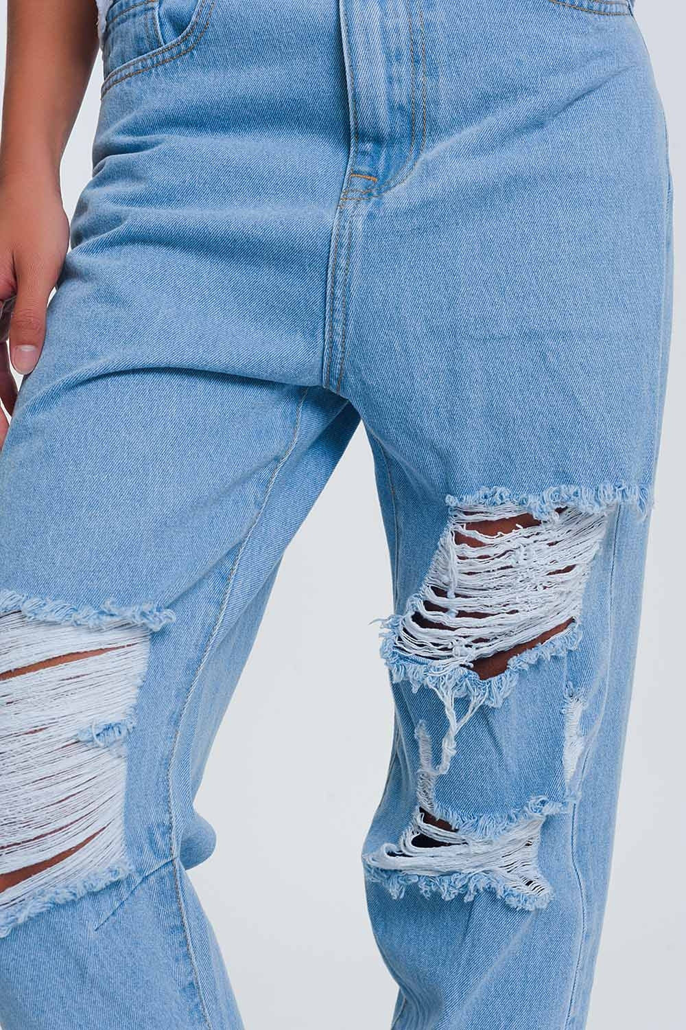 Calça mom jeans de cintura alta com joelhos estourados em jeans claro