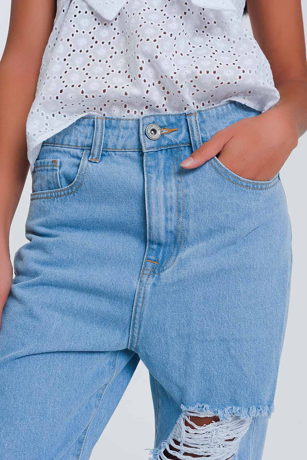 Calça mom jeans de cintura alta com joelhos estourados em jeans claro