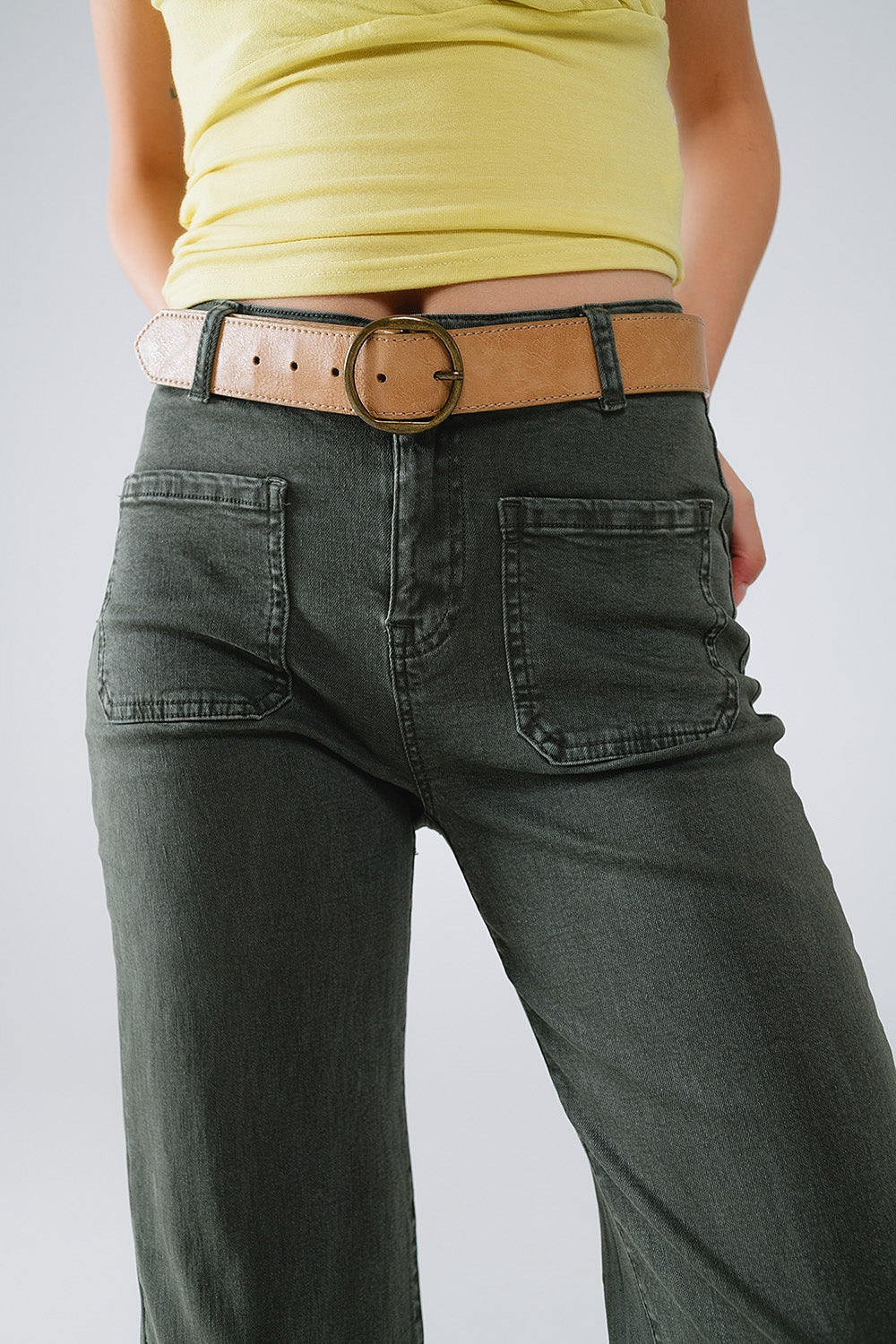 jeans flare com bolsos frontais de cintura alta em cáqui escuro