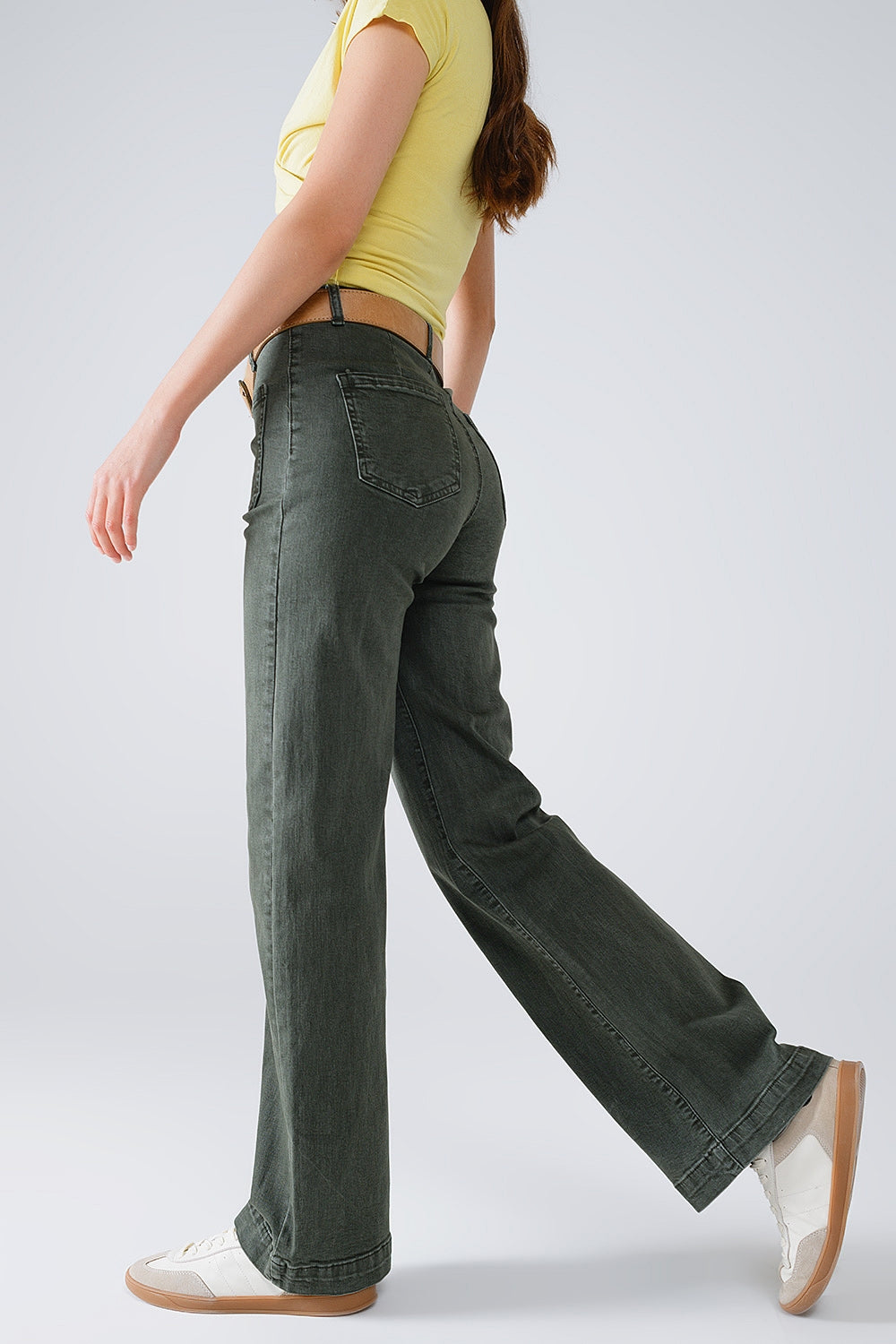 jeans flare com bolsos frontais de cintura alta em cáqui escuro