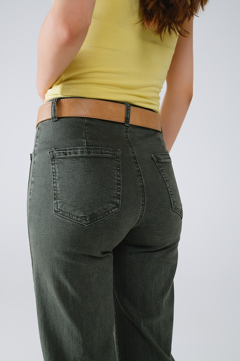 jeans flare com bolsos frontais de cintura alta em cáqui escuro