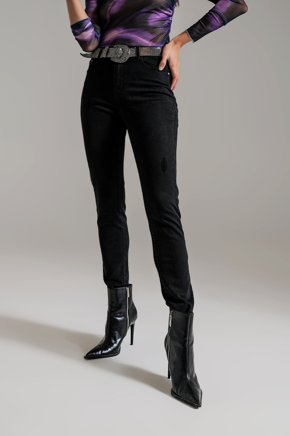 Jeans skinny de cintura alta com bainha desgastada em preto