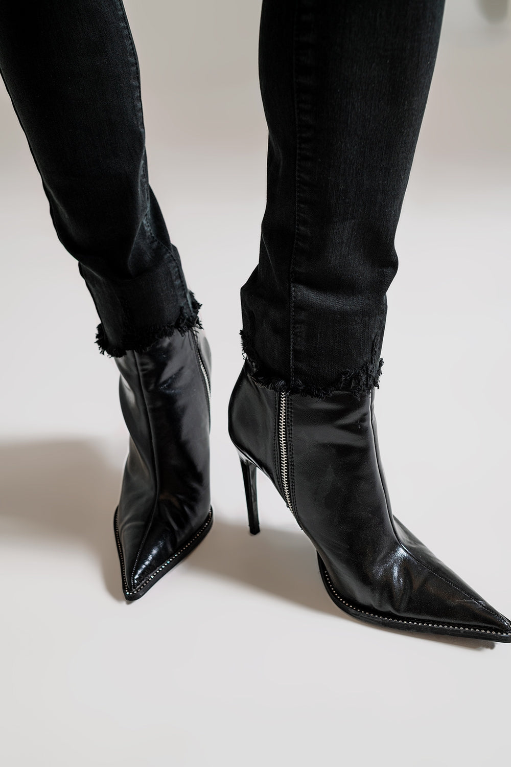 Jeans skinny de cintura alta com bainha desgastada em preto