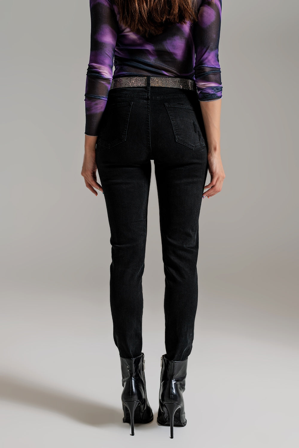 Jeans skinny de cintura alta com bainha desgastada em preto