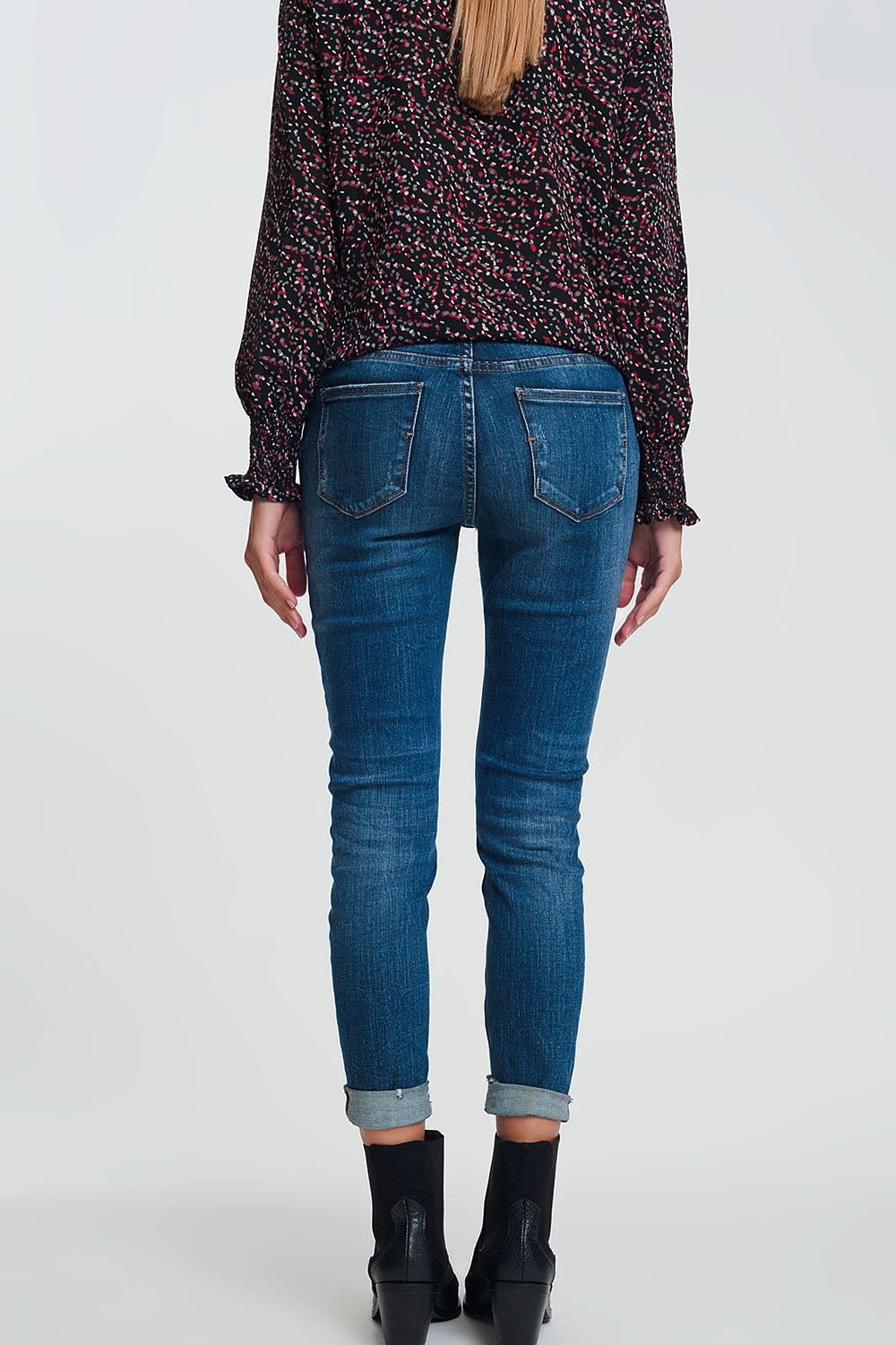 Calça jeans skinny de cintura alta em azul escuro com detalhes rasgados