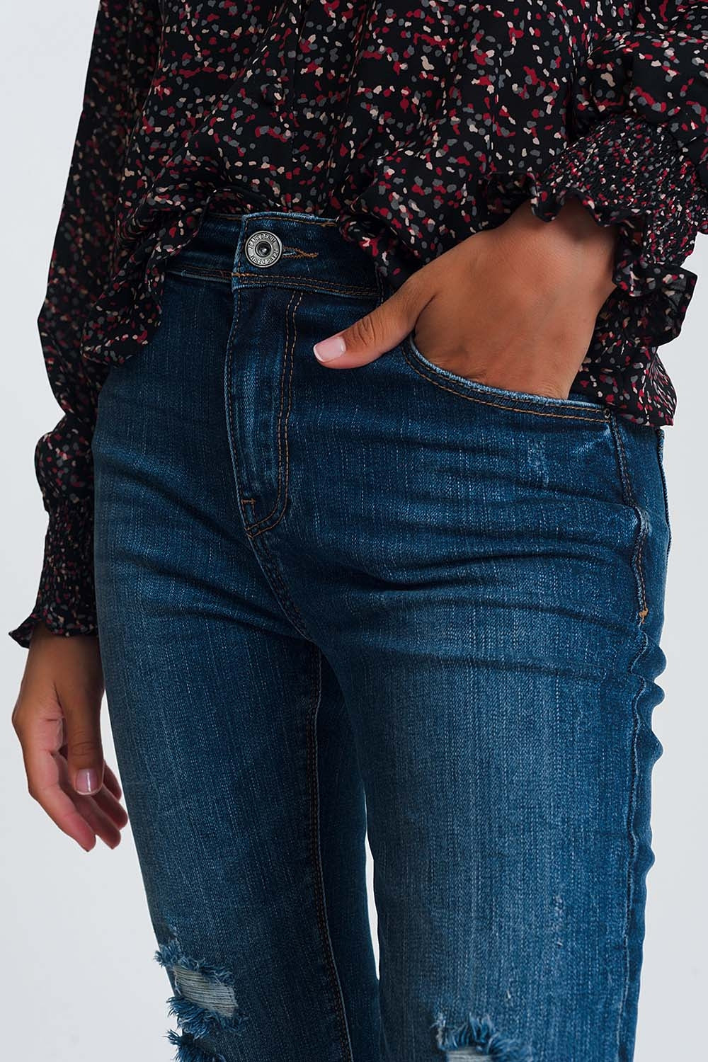 Calça jeans skinny de cintura alta em azul escuro com detalhes rasgados