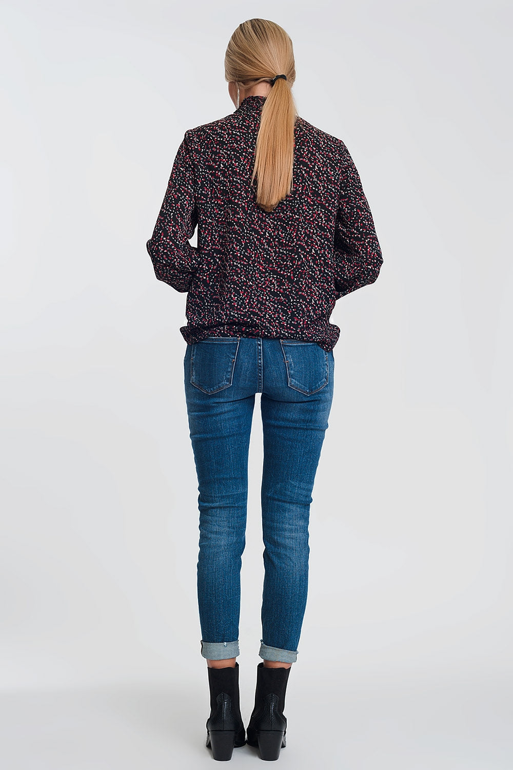 Calça jeans skinny de cintura alta em azul escuro com detalhes rasgados
