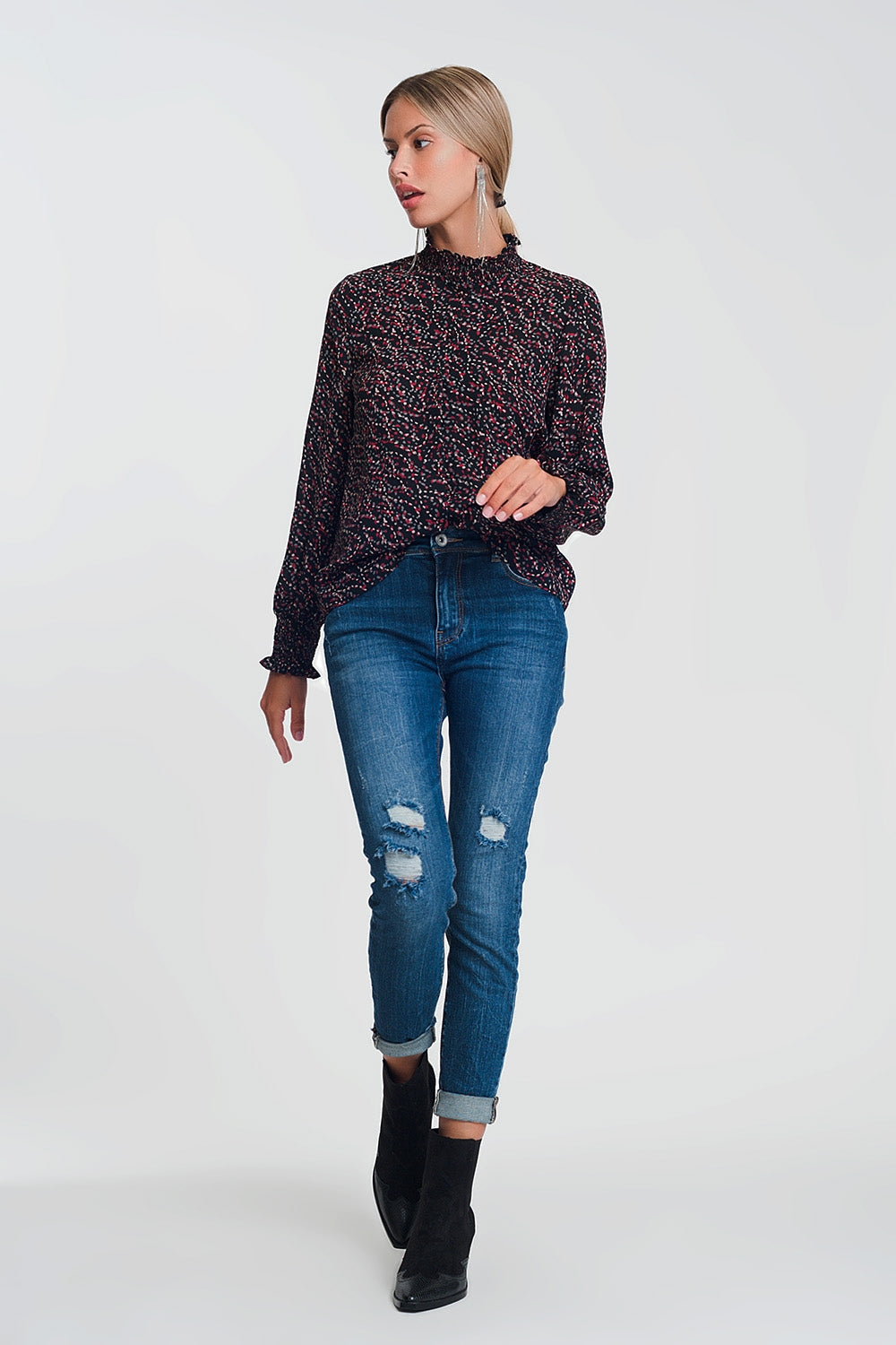 Calça jeans skinny de cintura alta em azul escuro com detalhes rasgados