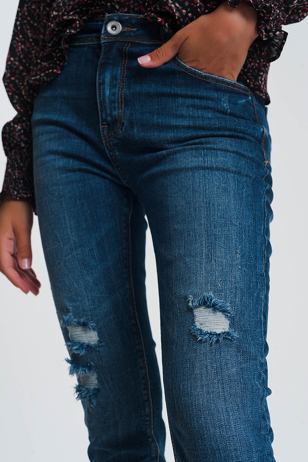 Calça jeans skinny de cintura alta em azul escuro com detalhes rasgados