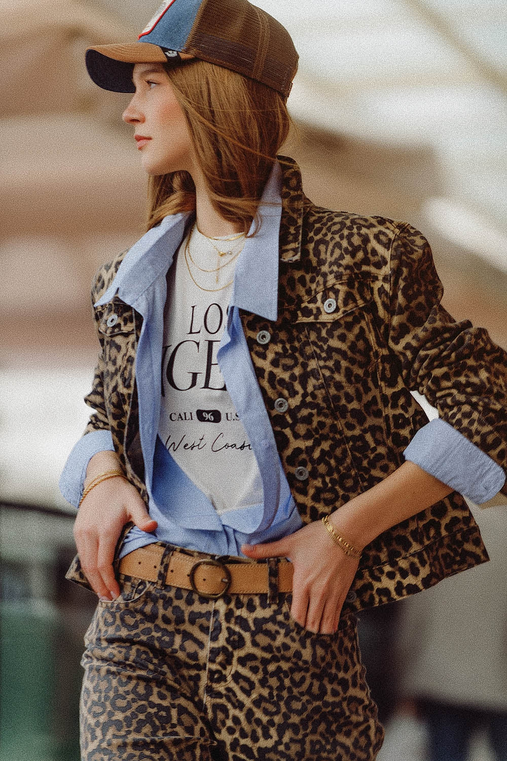Q2 Jaqueta Marrom com Estampa de Leopardo em Tecido Denim