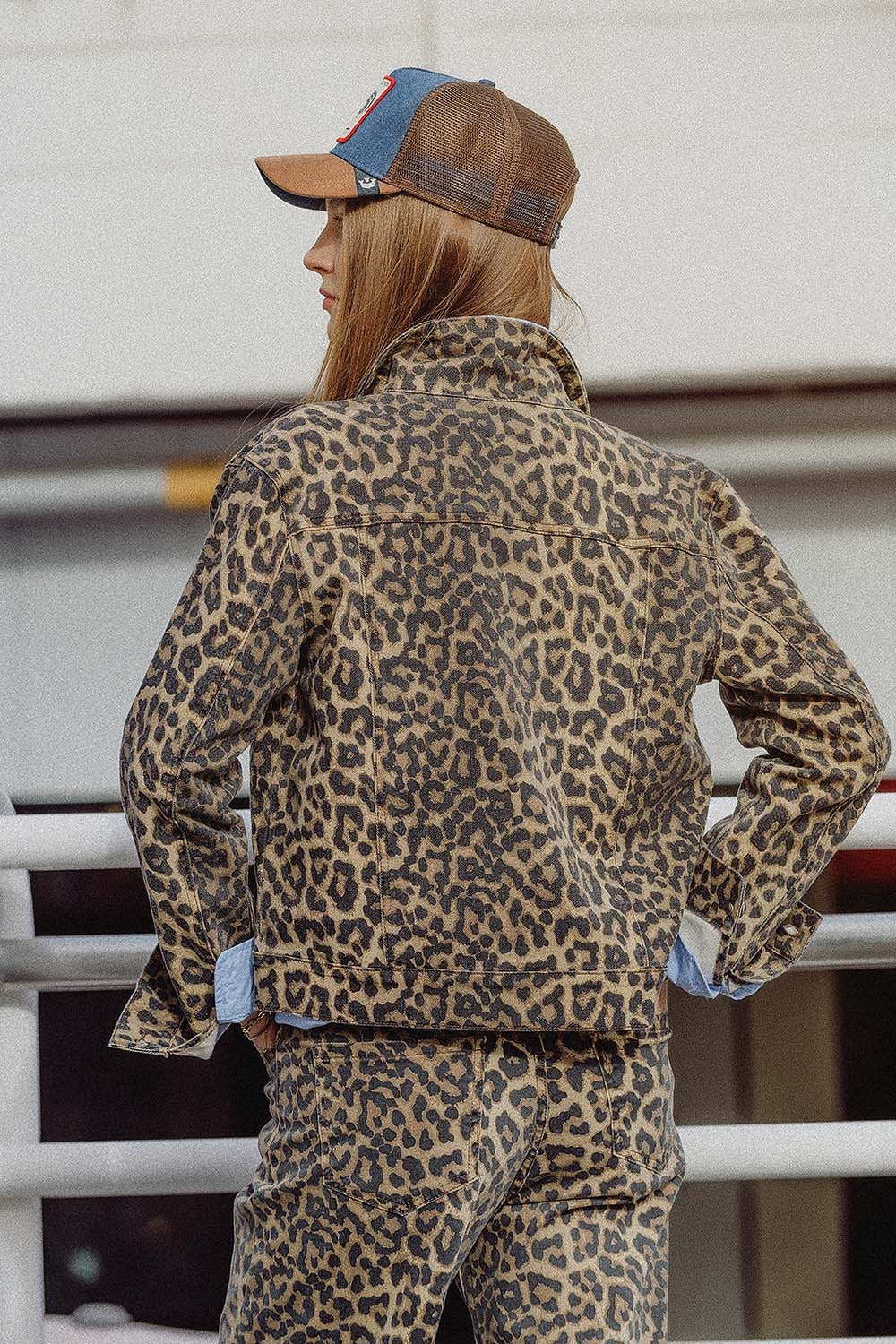 Jaqueta Marrom com Estampa de Leopardo em Tecido Denim