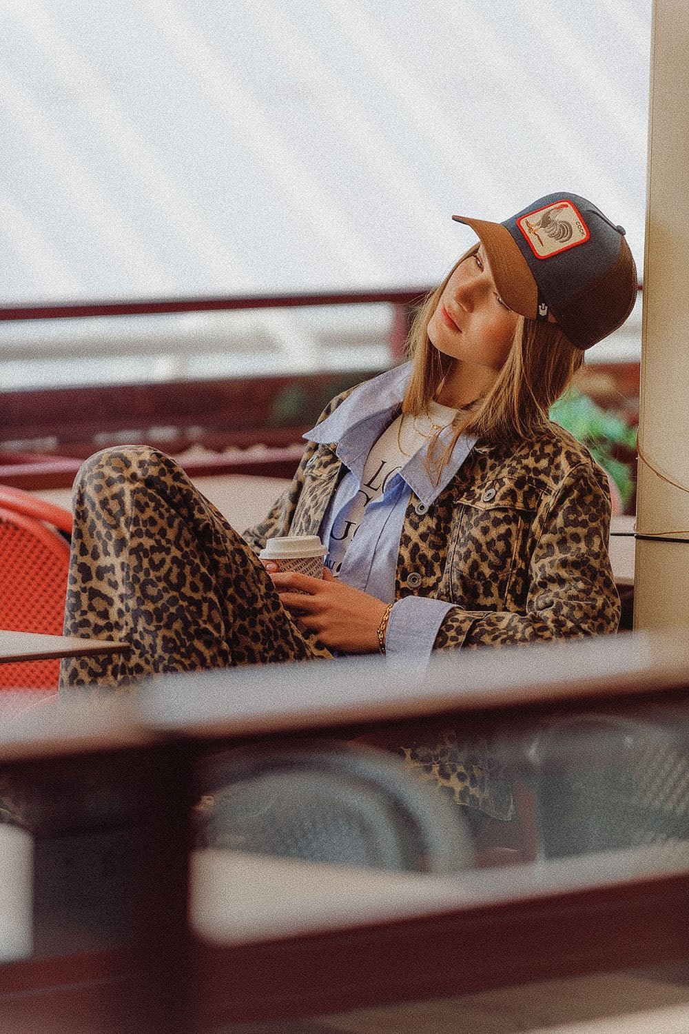 Jaqueta Marrom com Estampa de Leopardo em Tecido Denim