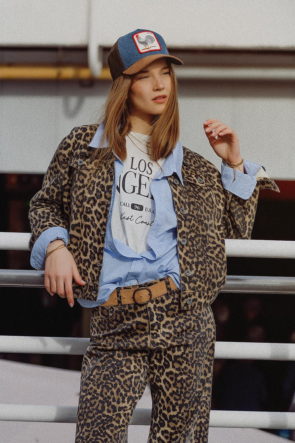 Jaqueta Marrom com Estampa de Leopardo em Tecido Denim
