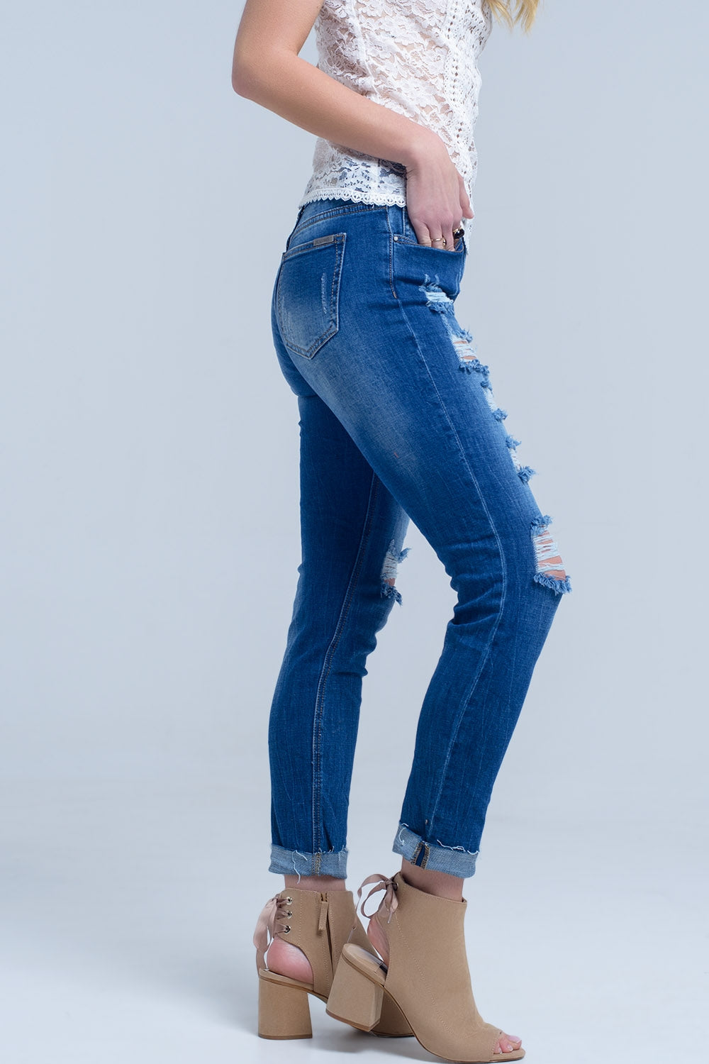 Jeans com rasgos desfiados e punhos com corte cru