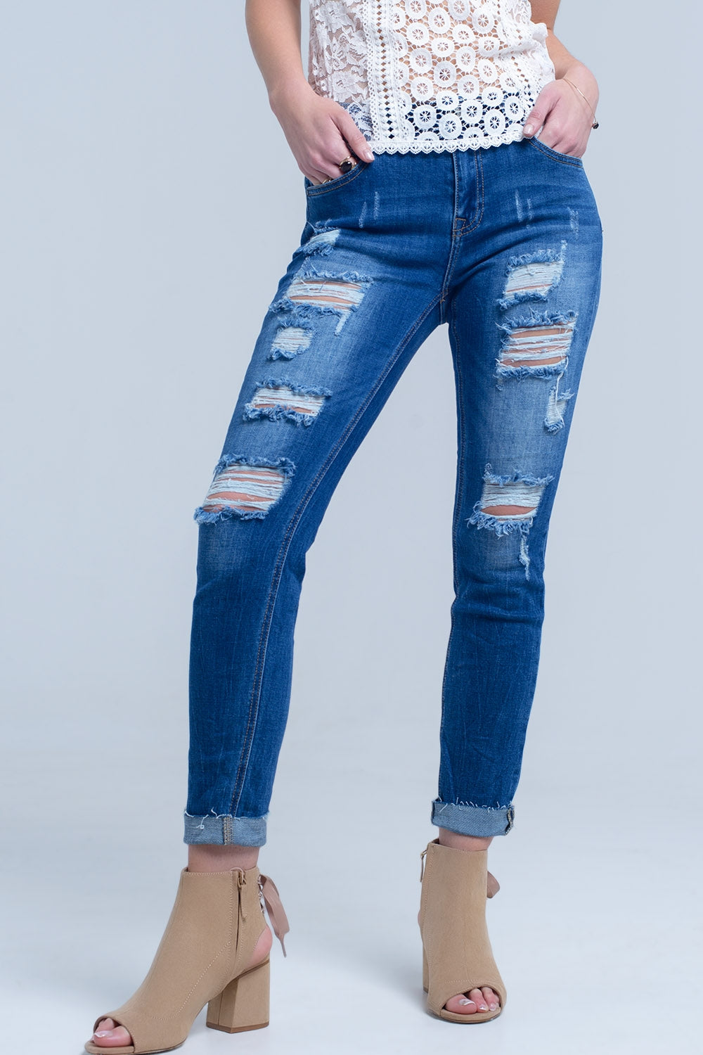 Jeans com rasgos desfiados e punhos com corte cru