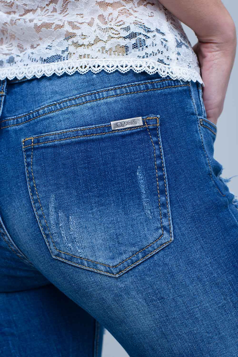 Jeans com rasgos desfiados e punhos com corte cru