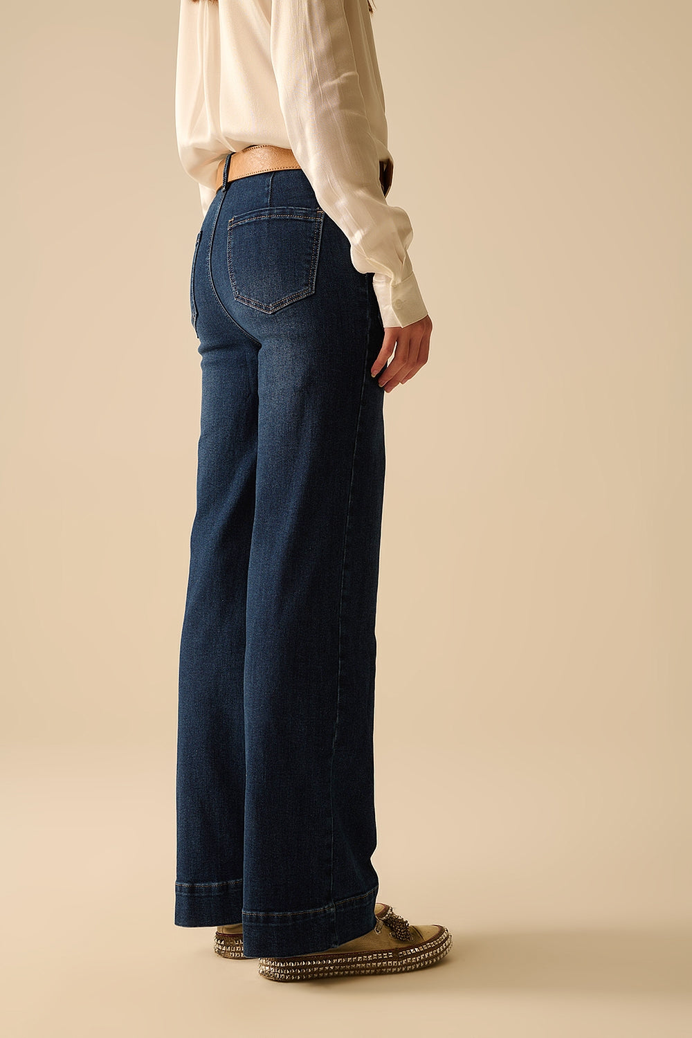 Jeans de lavagem escura com perna larga e bolsos