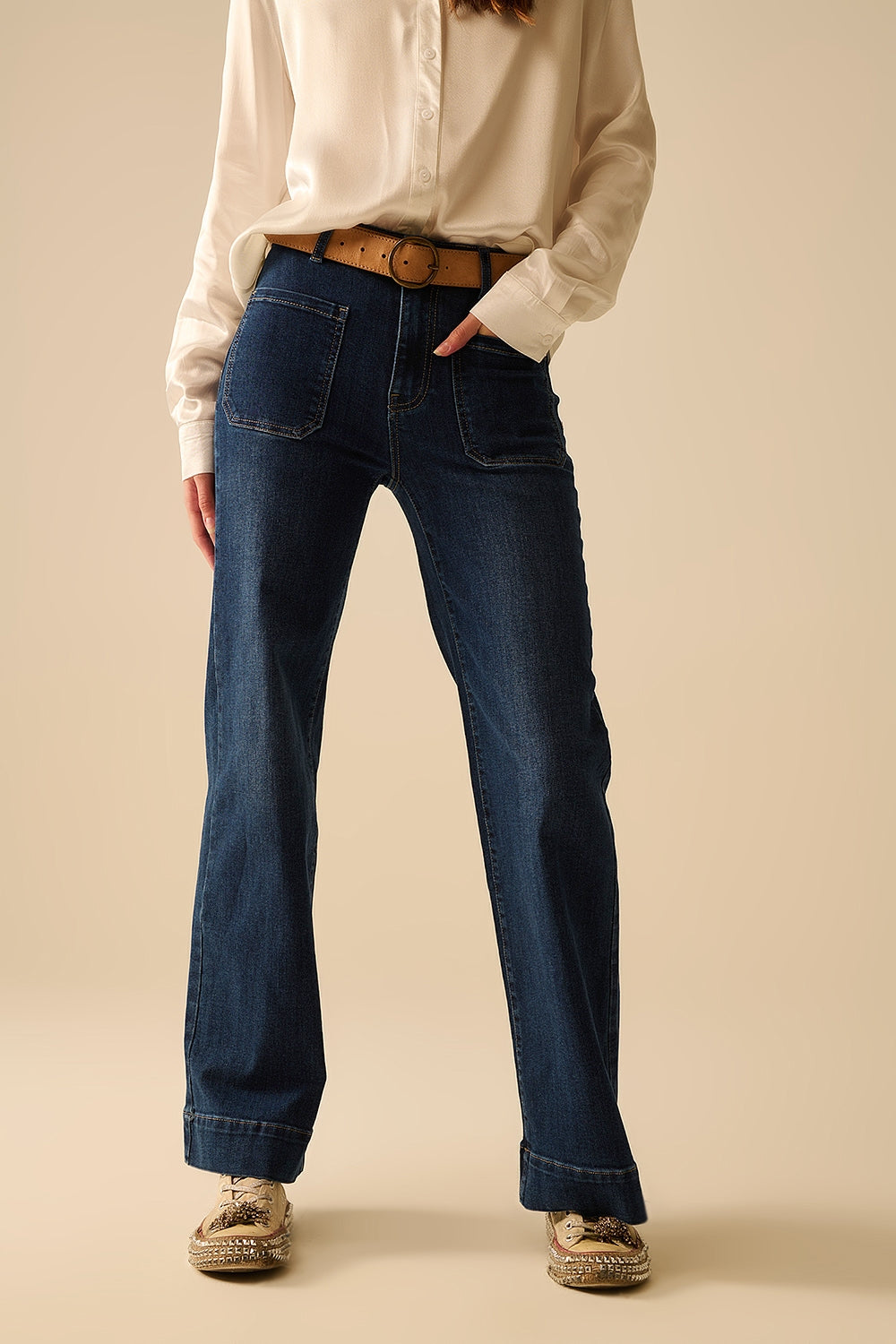 Jeans de lavagem escura com perna larga e bolsos