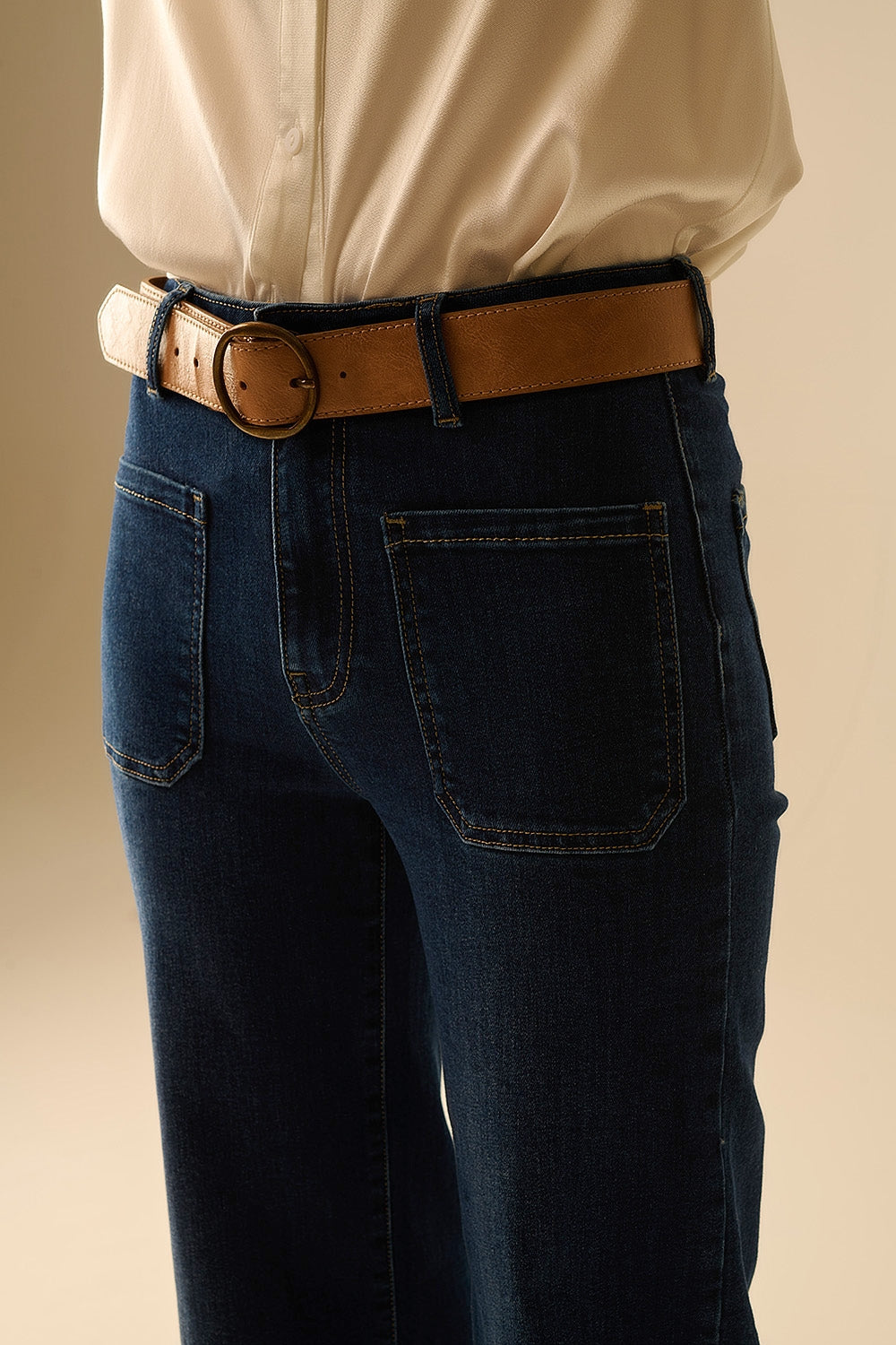 Jeans de lavagem escura com perna larga e bolsos
