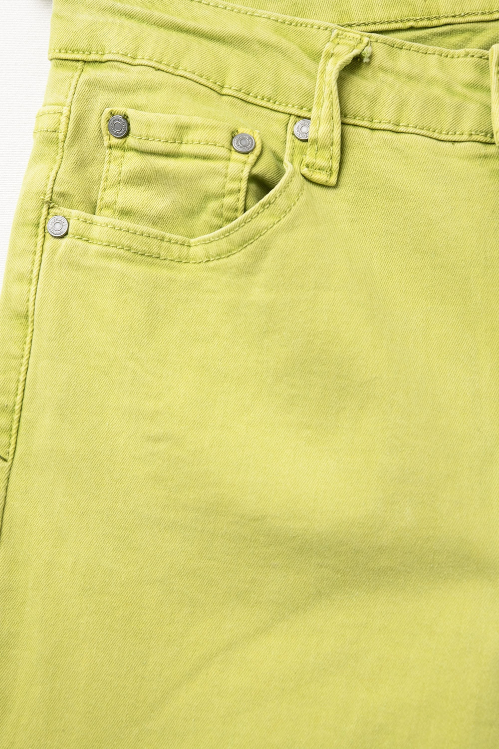 Jeans flare com borda de barra crua em cor lima