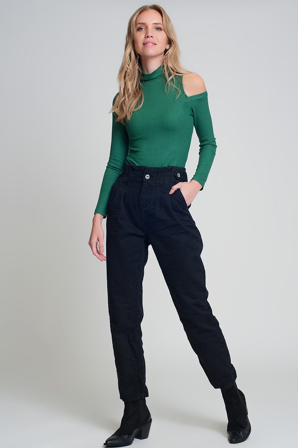 Jeans com cintura paper bag e detalhes de botões na cor preta