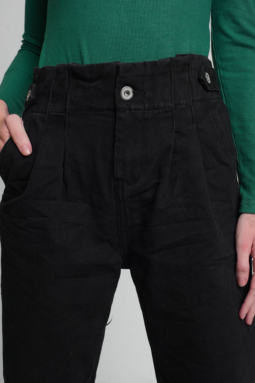Jeans com cintura paper bag e detalhes de botões na cor preta