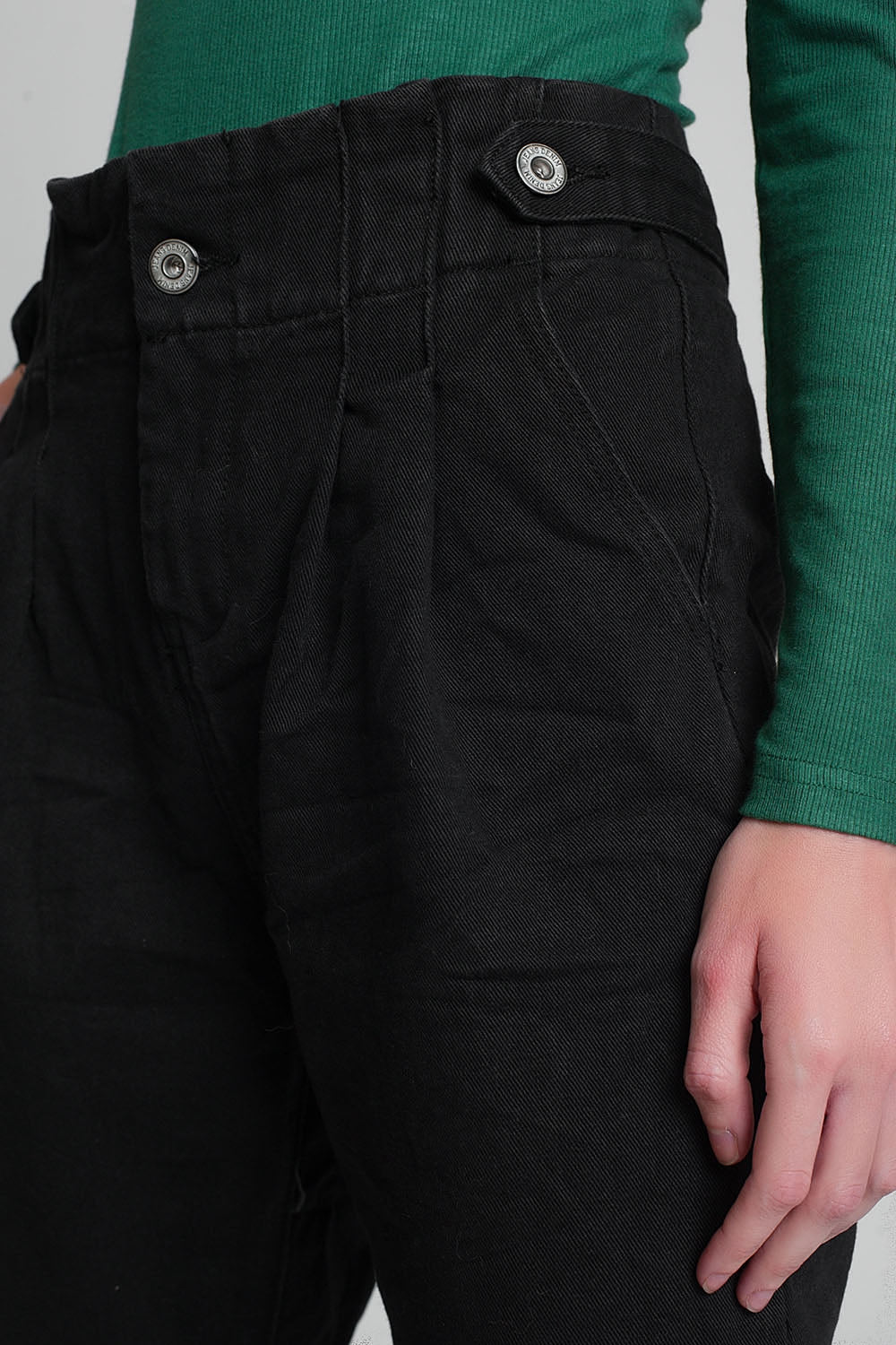 Jeans com cintura paper bag e detalhes de botões na cor preta