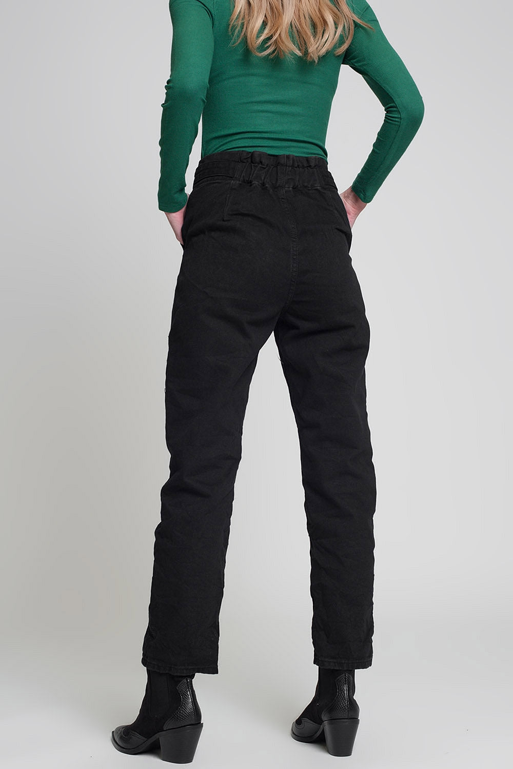 Jeans com cintura paper bag e detalhes de botões na cor preta