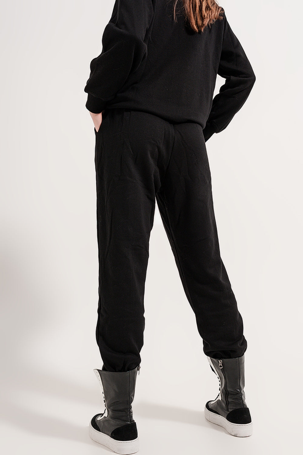Joggers pretos com cintura de cordão ajustável e costuras frontais
