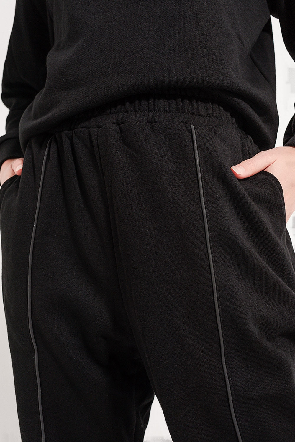 Joggers pretos com cintura de cordão ajustável e costuras frontais