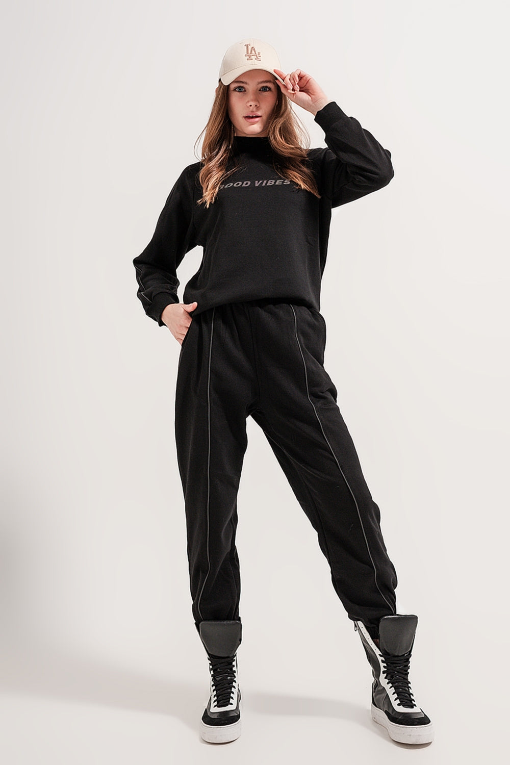 Joggers pretos com cintura de cordão ajustável e costuras frontais