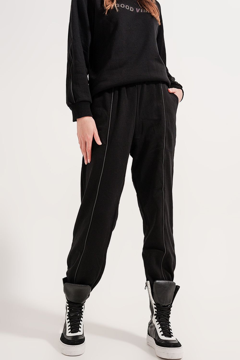 Joggers pretos com cintura de cordão ajustável e costuras frontais