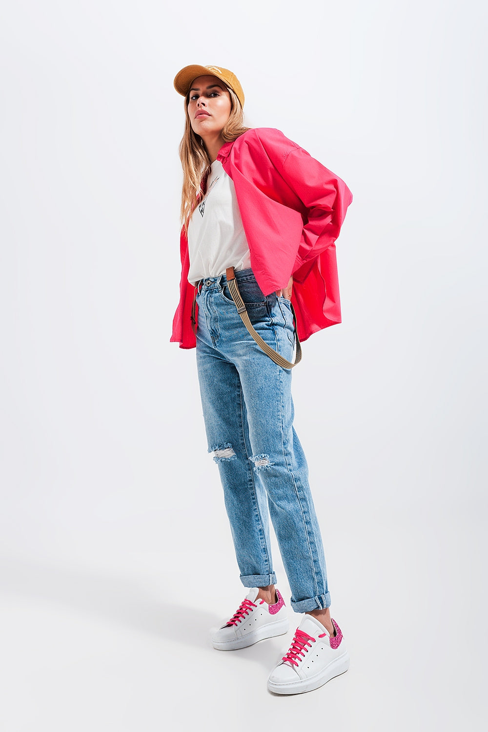 Jeans rasgado no joelho em azul claro