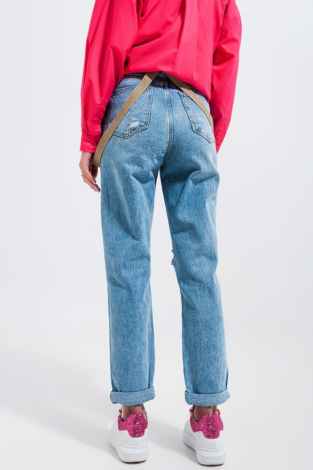 Jeans rasgado no joelho em azul claro