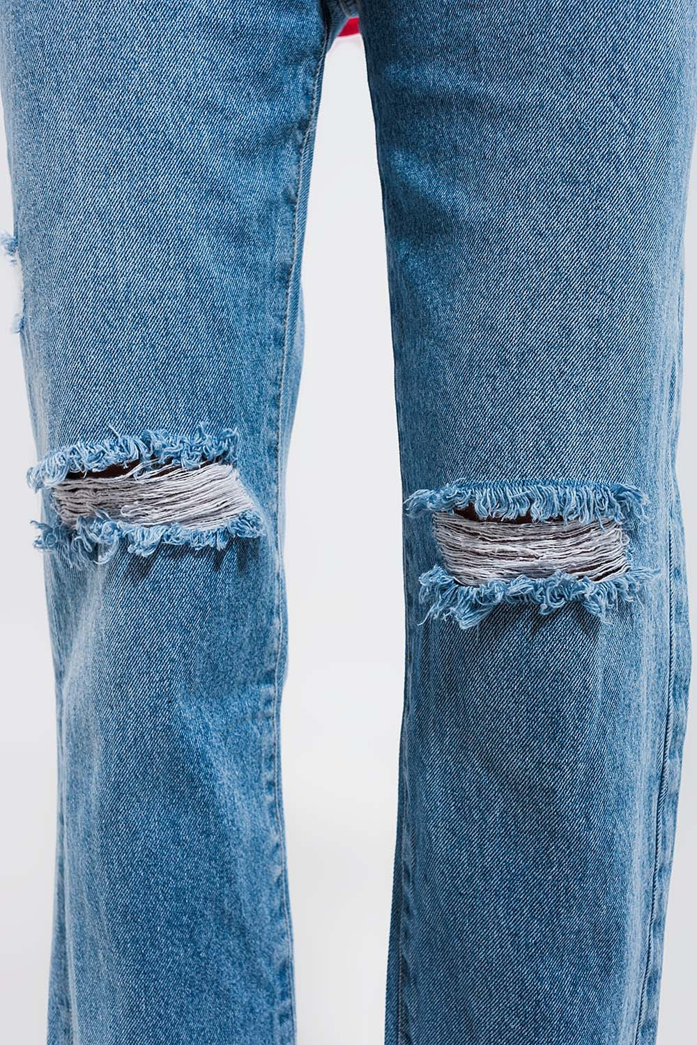 Jeans rasgado no joelho em azul claro