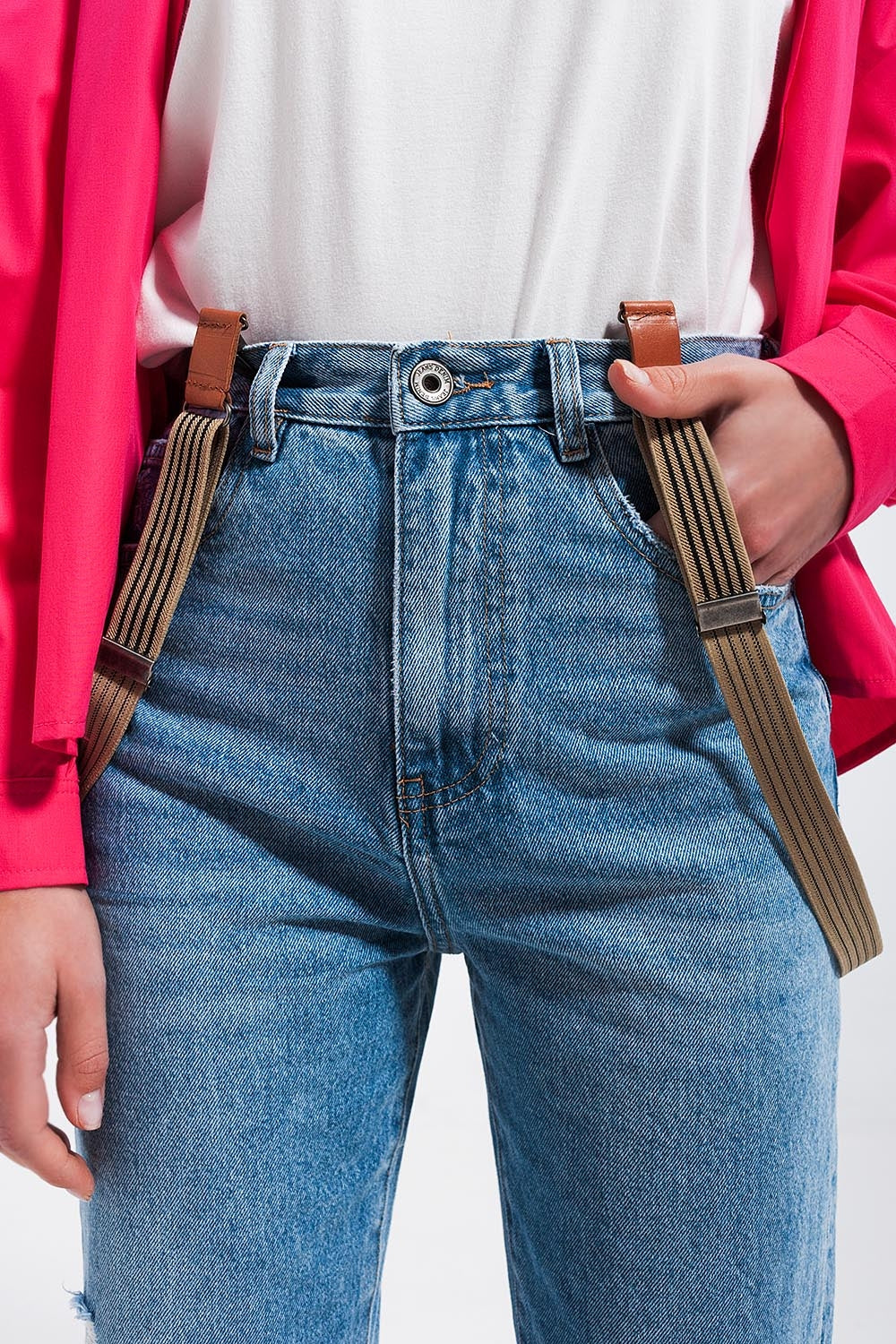 Jeans rasgado no joelho em azul claro