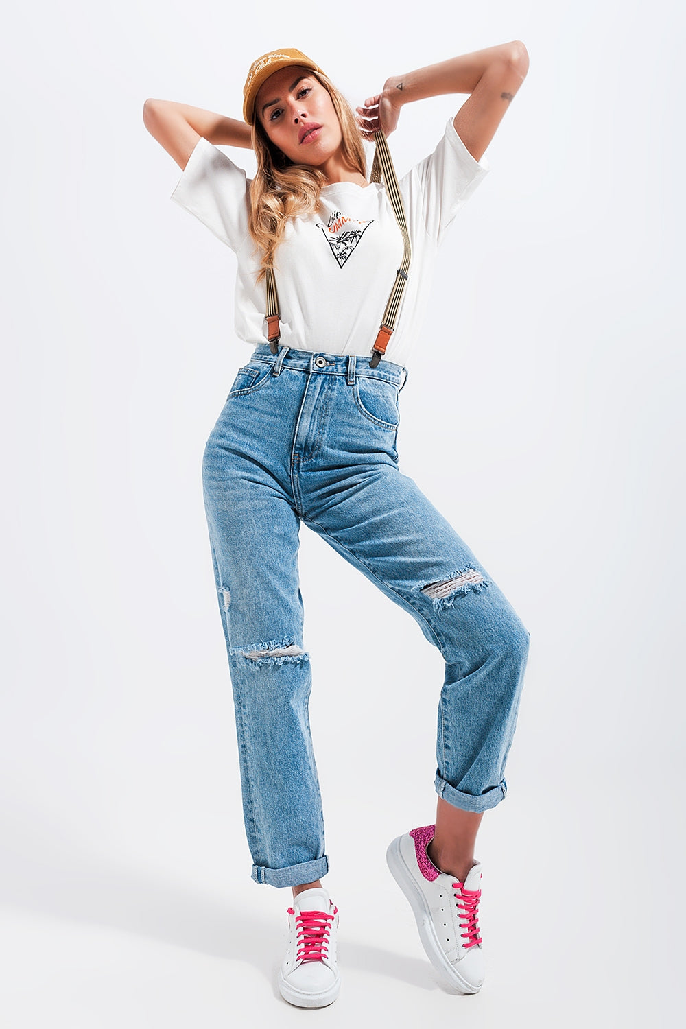 Jeans rasgado no joelho em azul claro