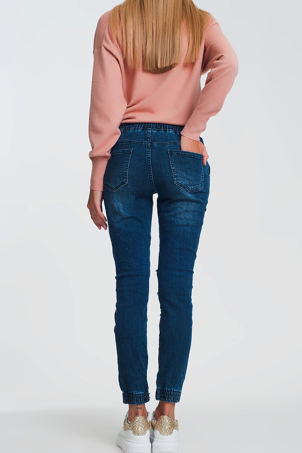 Calça jogger leve em denim escuro