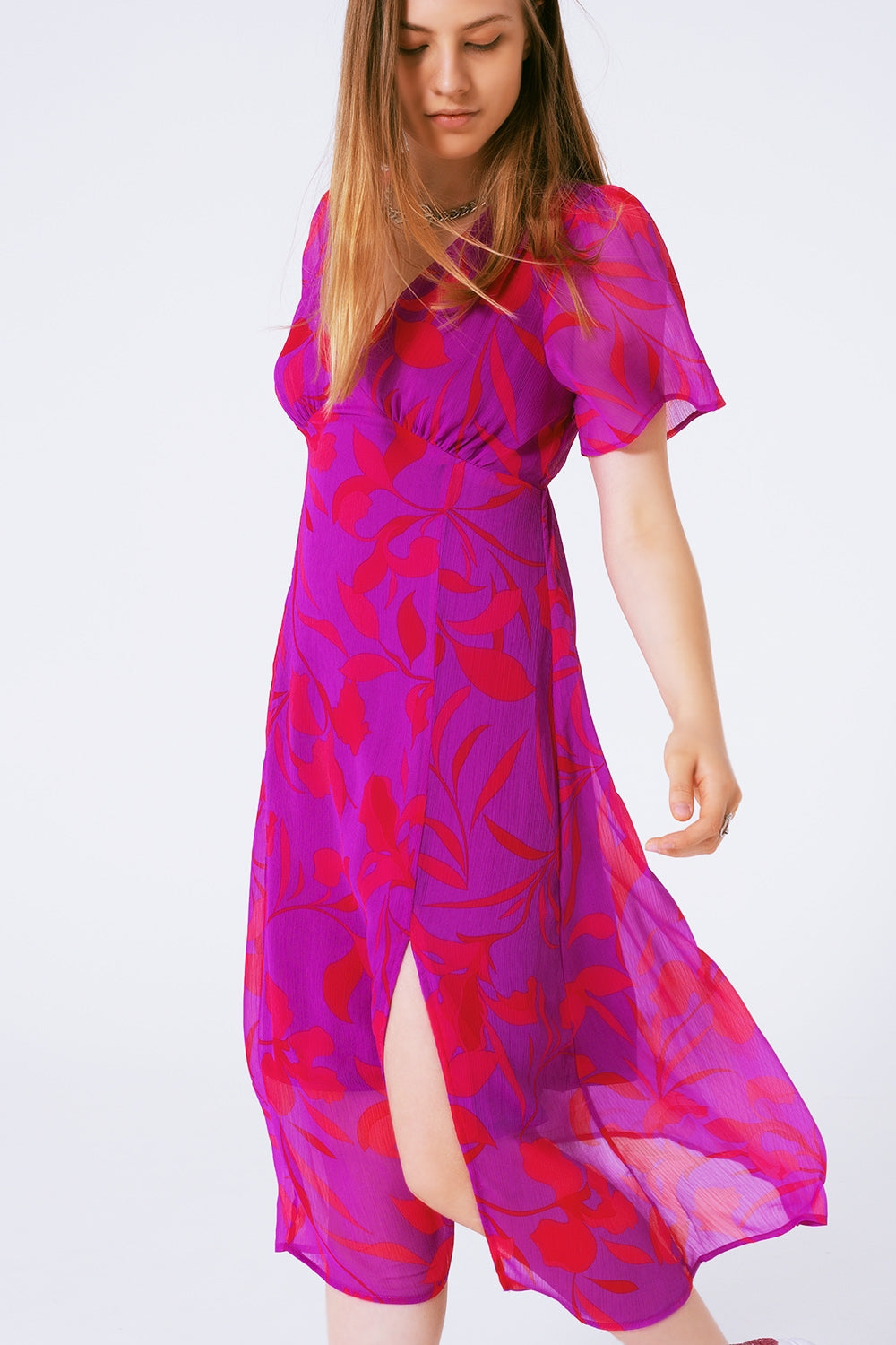 Q2 Maxivestido floral manga curta em chiffon com decote em V