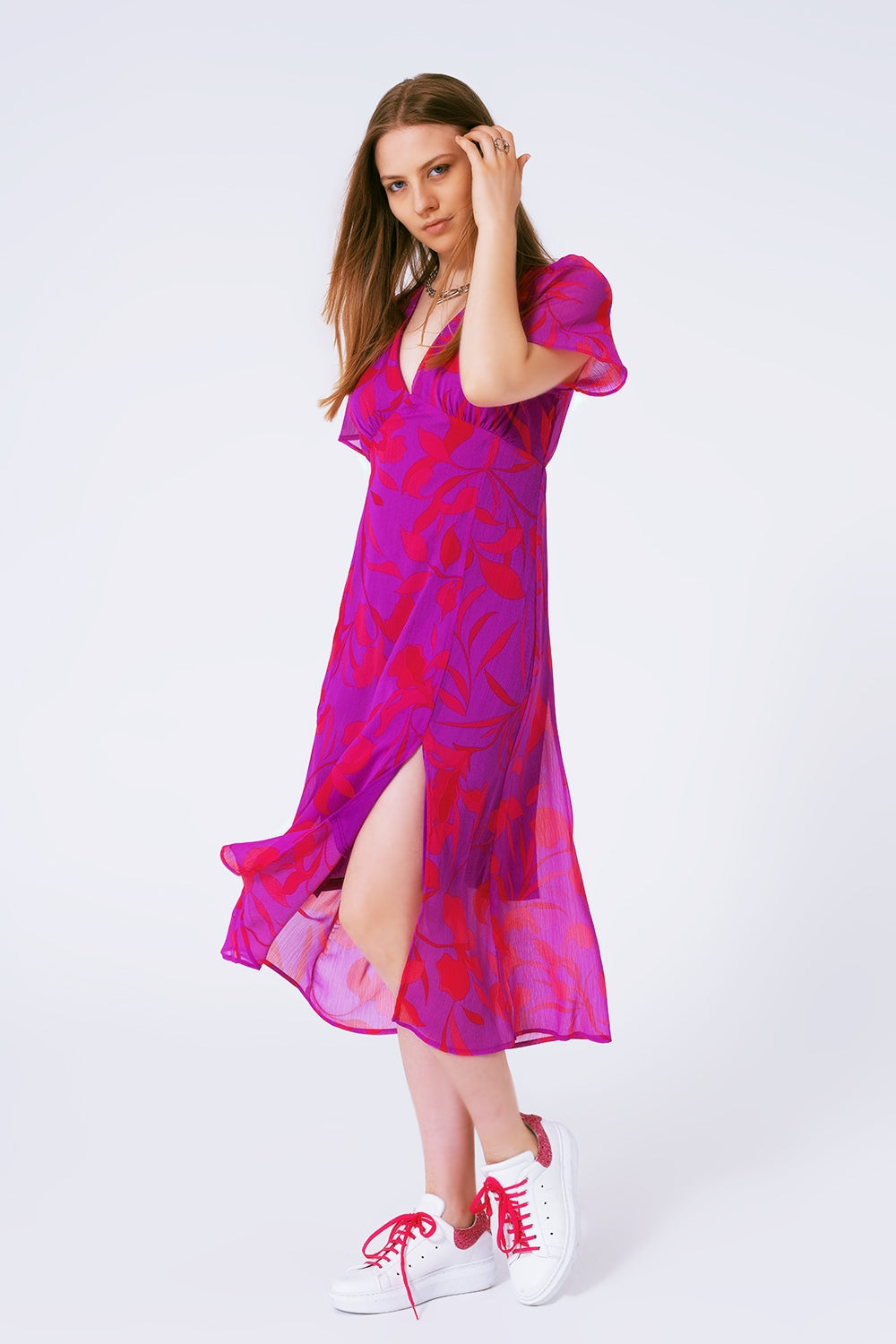 Maxivestido floral manga curta em chiffon com decote em V