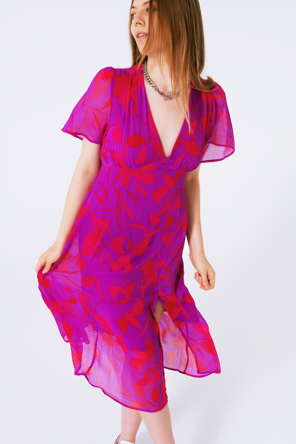 Maxivestido floral manga curta em chiffon com decote em V