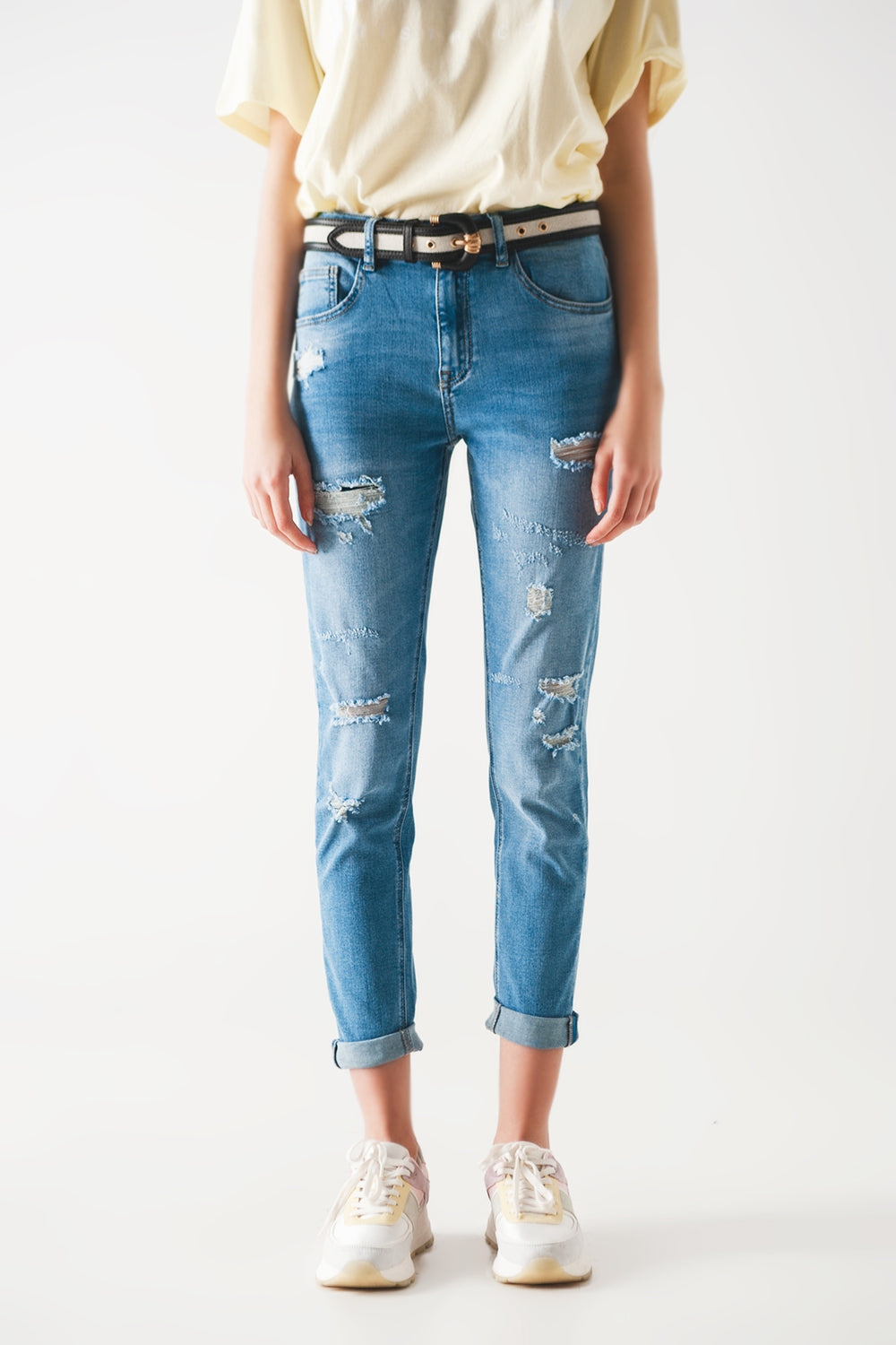 Jeans azul médio rasgado reto
