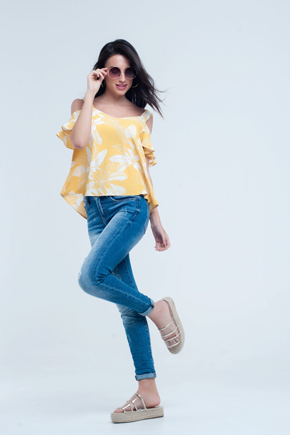 Jeans justo com lavagem média e rasgos