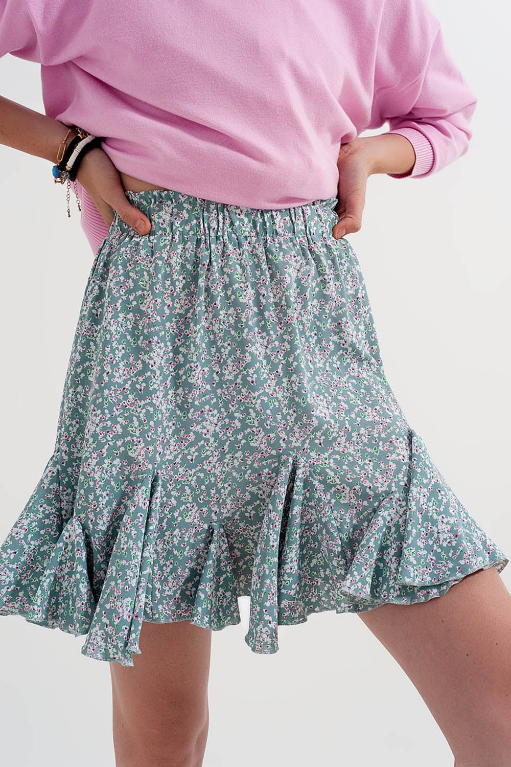 Mini-saia verde com estampas florais e rufos