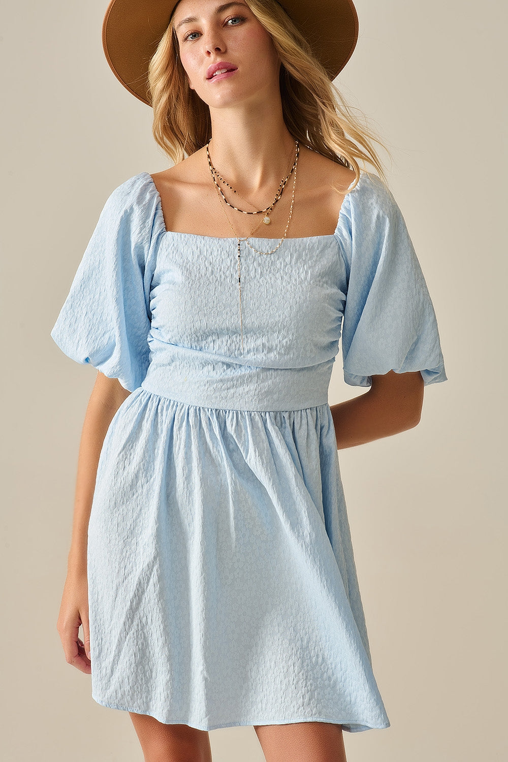 Mini vestido de manga folhada com textura em azul claro