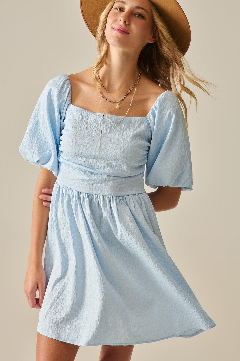 Mini vestido de manga folhada com textura em azul claro