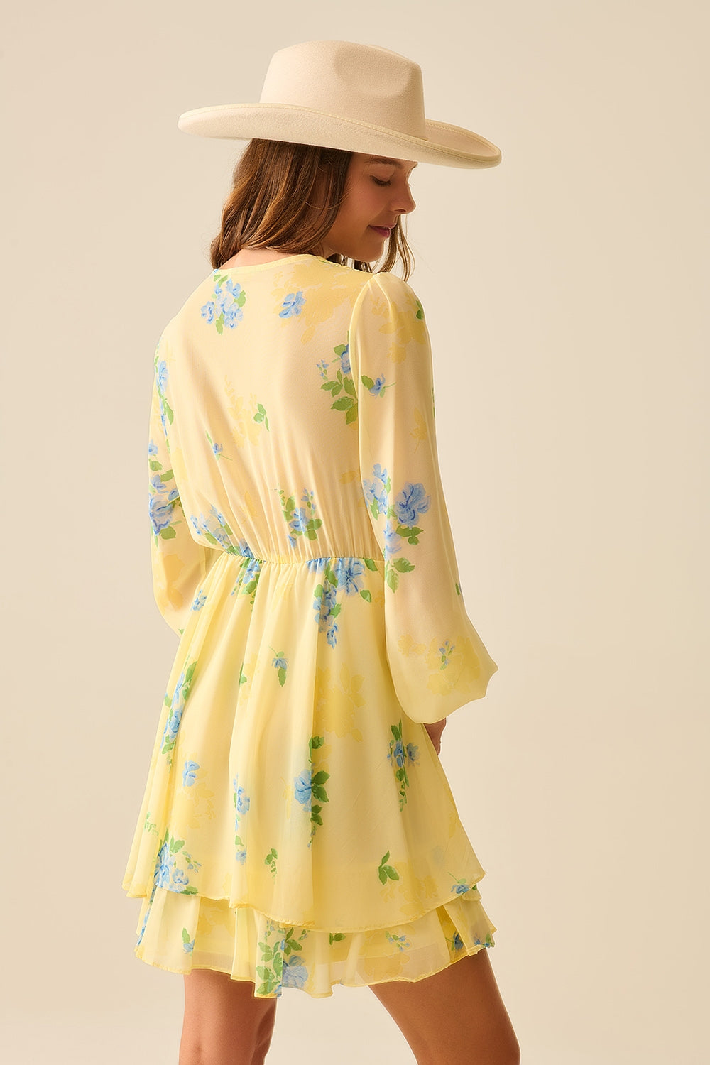 Minivestido amarelo-manteiga de primavera com folhos