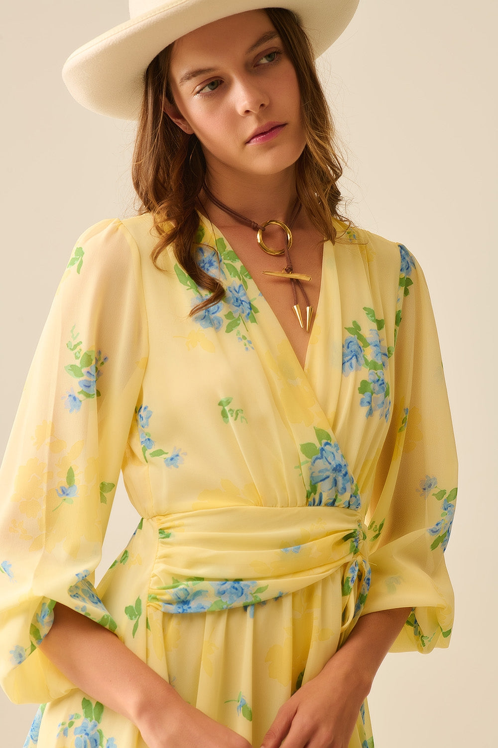 Minivestido amarelo-manteiga de primavera com folhos