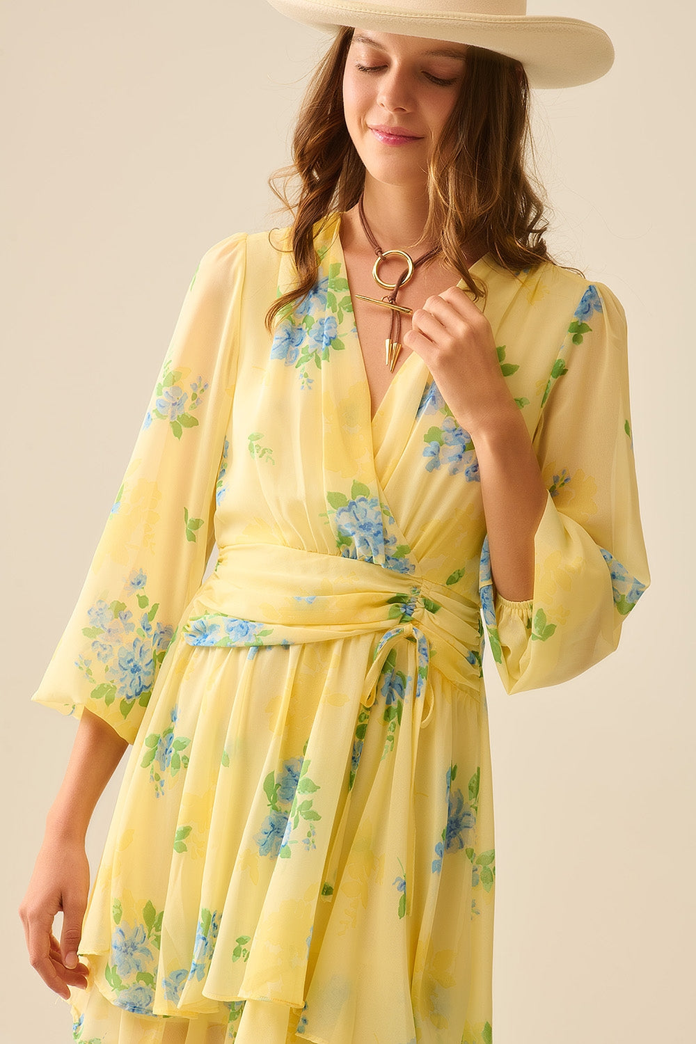 Minivestido amarelo-manteiga de primavera com folhos