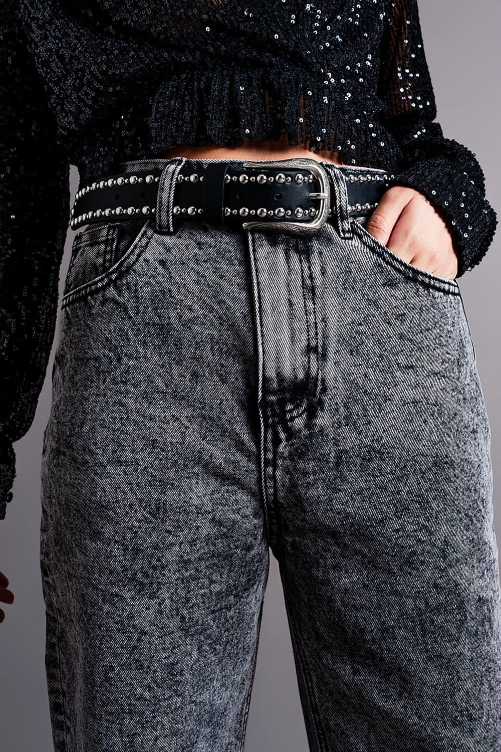 Mom jeans com cintura alta na cor preta